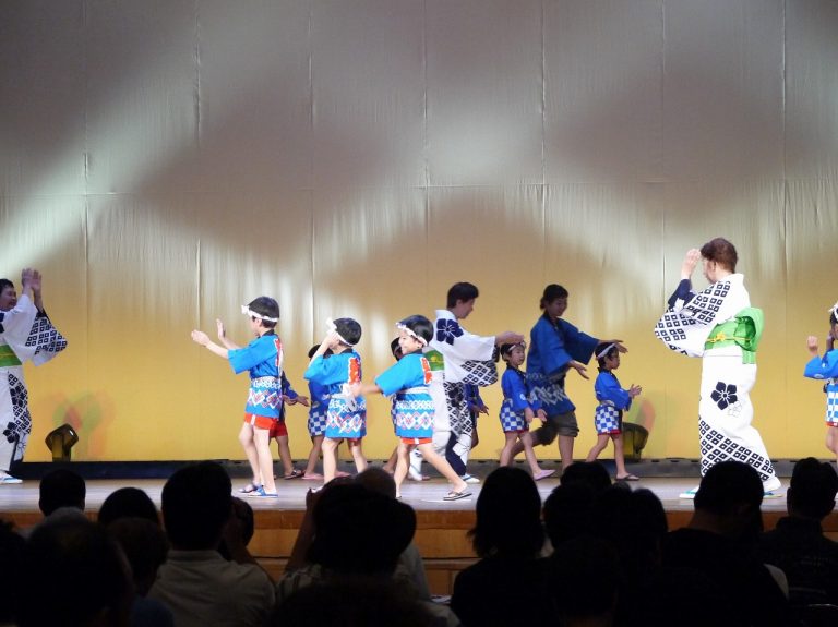 厚生会館のステージにて踊りを披露するお友だち